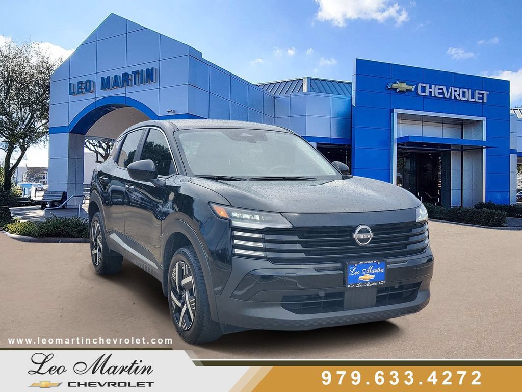 Used 2025 Nissan Kicks SV FWD image 2