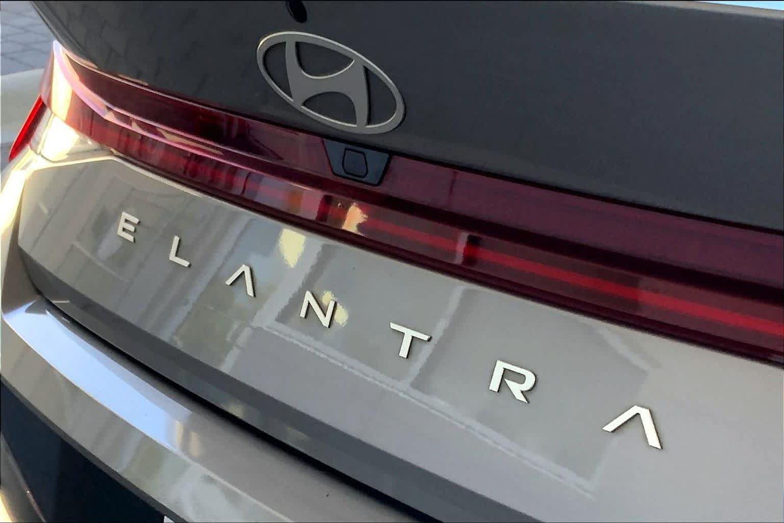 Used 2025 Hyundai Elantra Limited FWD image 31
