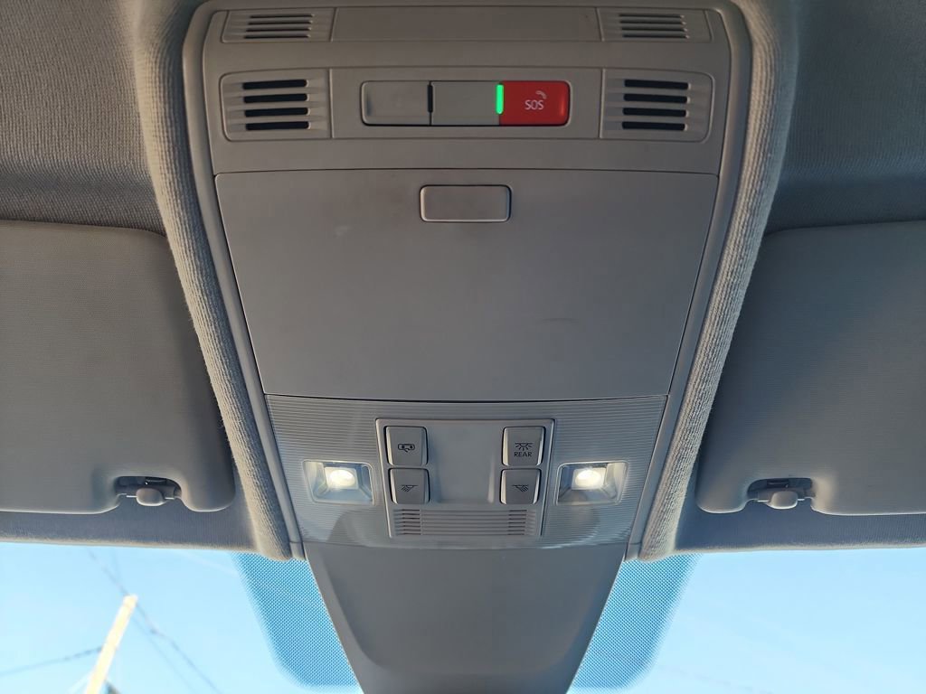 Used 2024 Volkswagen Tiguan SE image 33