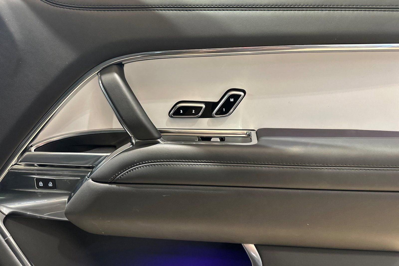 Used 2025 Land Rover Range Rover SV image 19