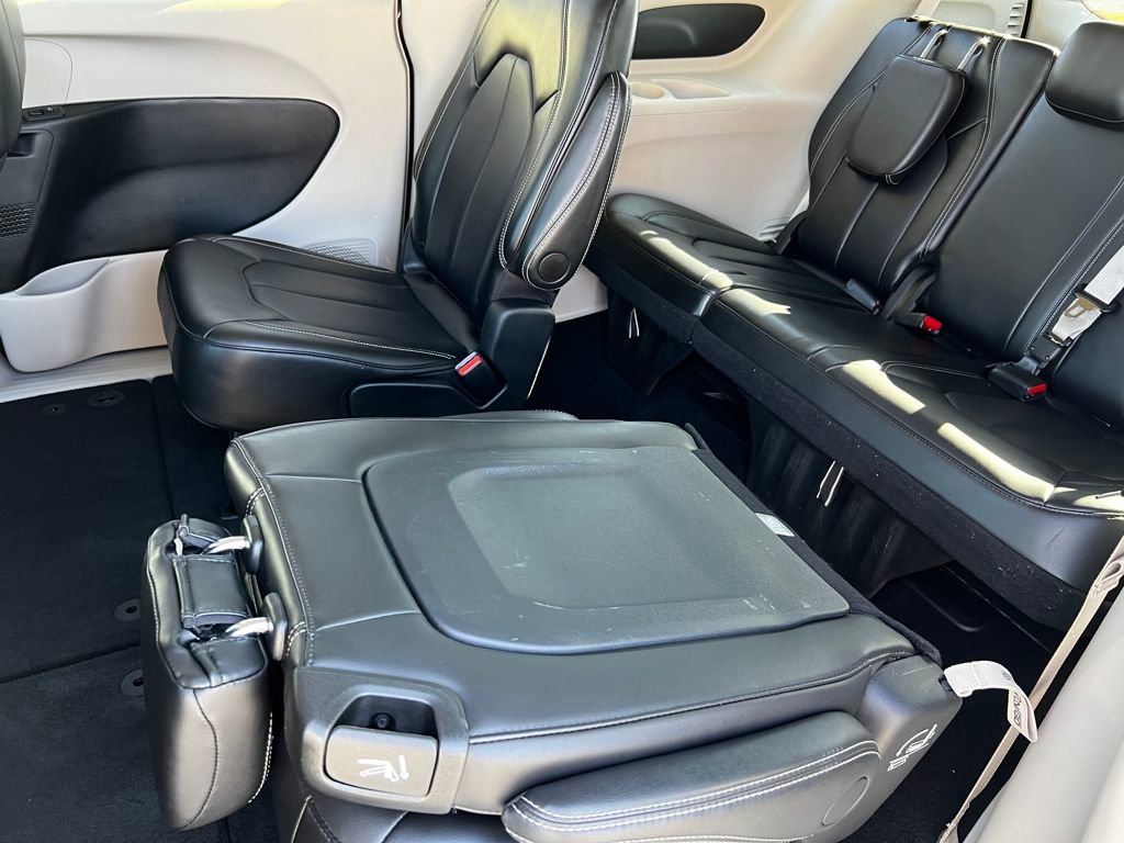 Used 2024 Chrysler Pacifica Touring-L image 17