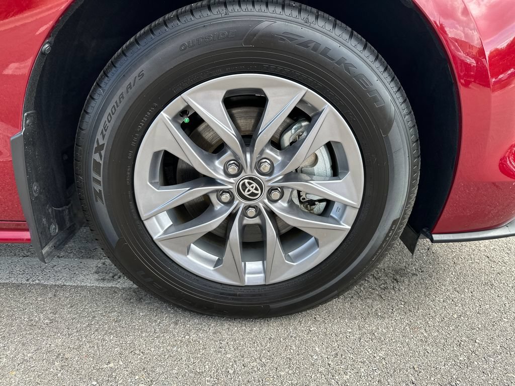 Used 2025 Toyota Sienna XLE FWD image 18