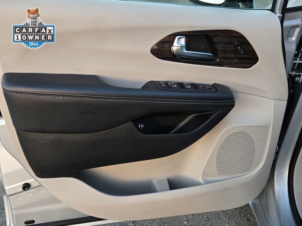 Used 2023 Chrysler Pacifica Limited FWD image 11