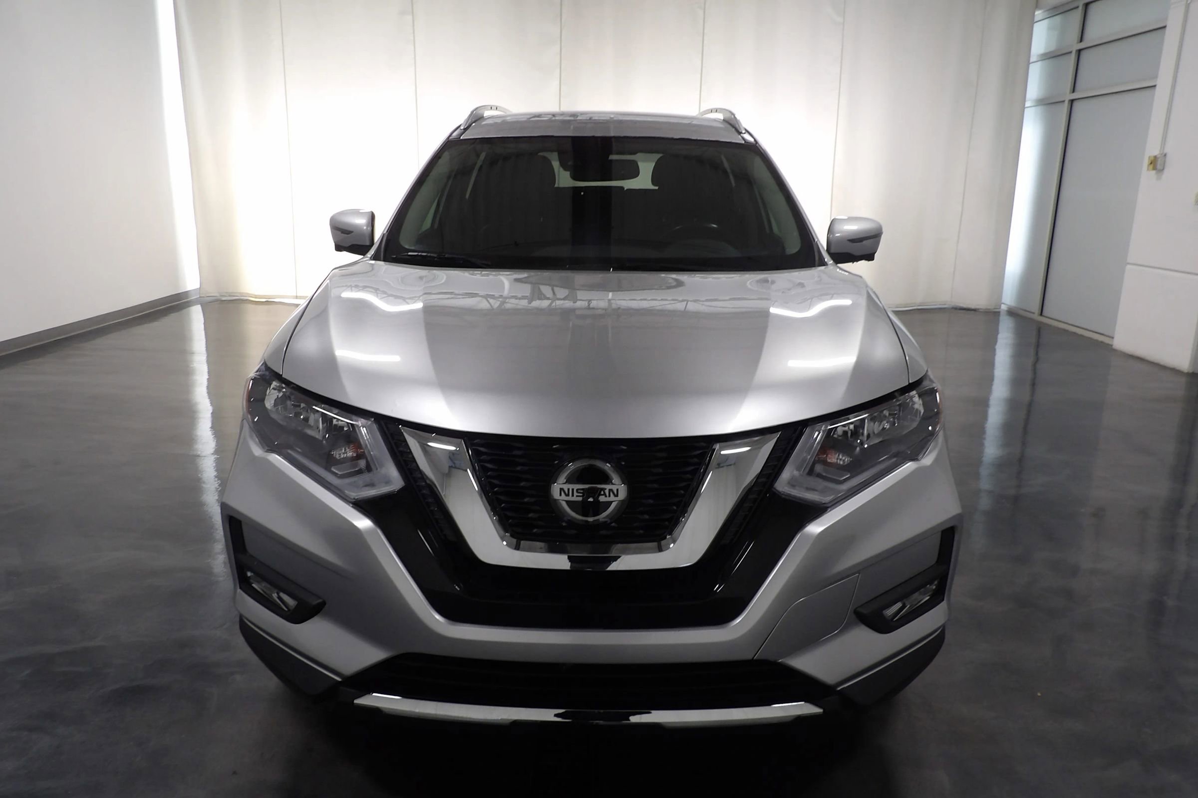 Used 2018 Nissan Rogue SL image 2