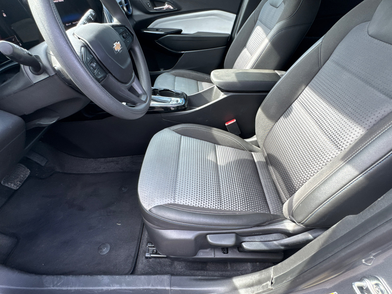 Used 2025 Chevrolet Trax LT FWD image 9