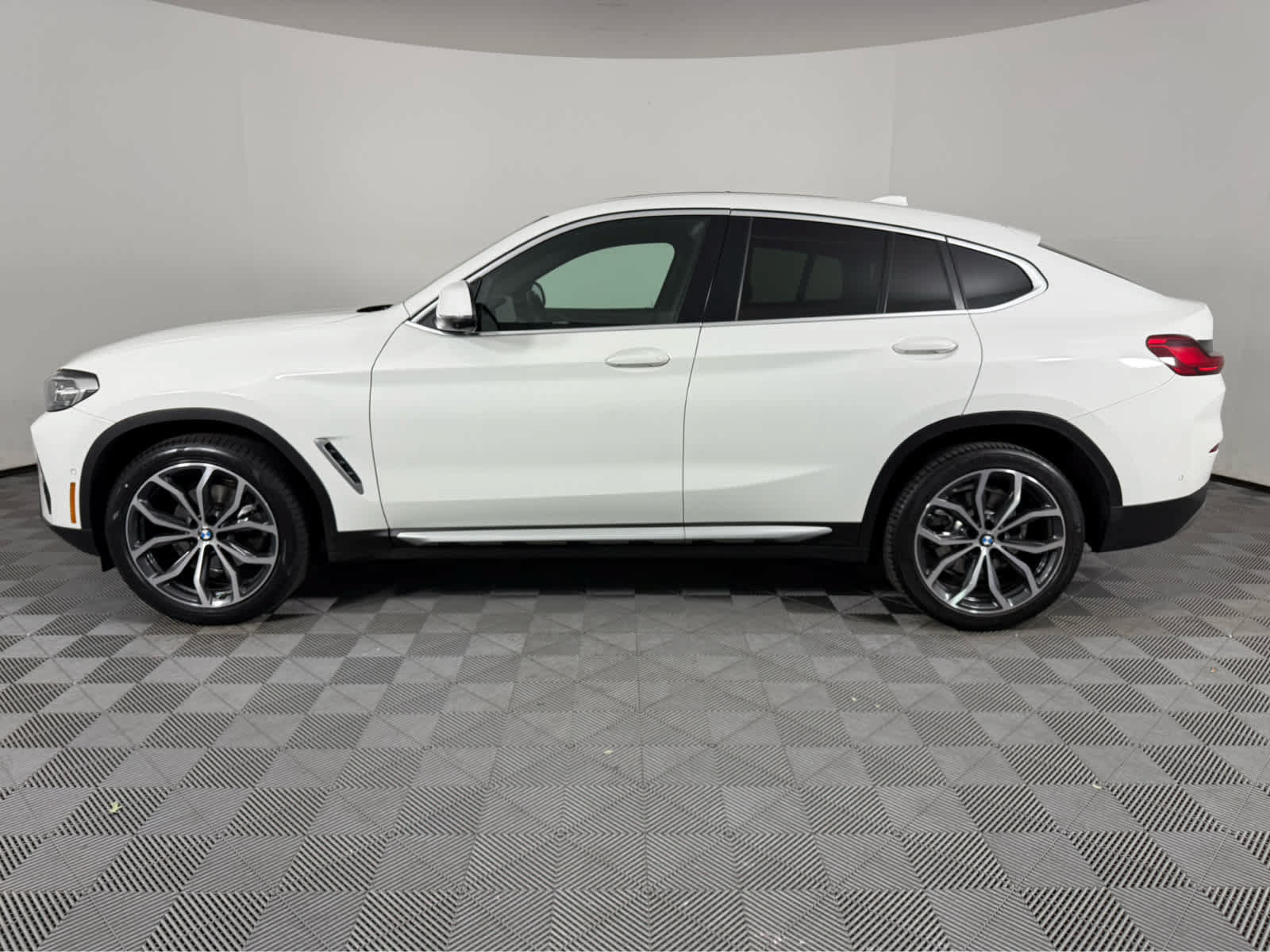 Used 2023 BMW X4 xDrive30i w/ Parking Assistance Package AWD/4WD image 6