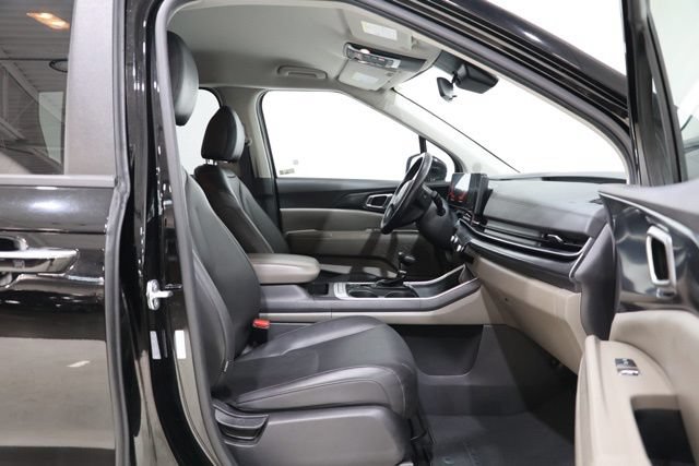 Used 2025 Kia Carnival FWD image 34