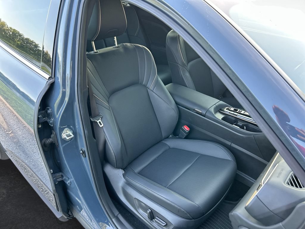 Certified 2025 Toyota Crown AWD/4WD image 32