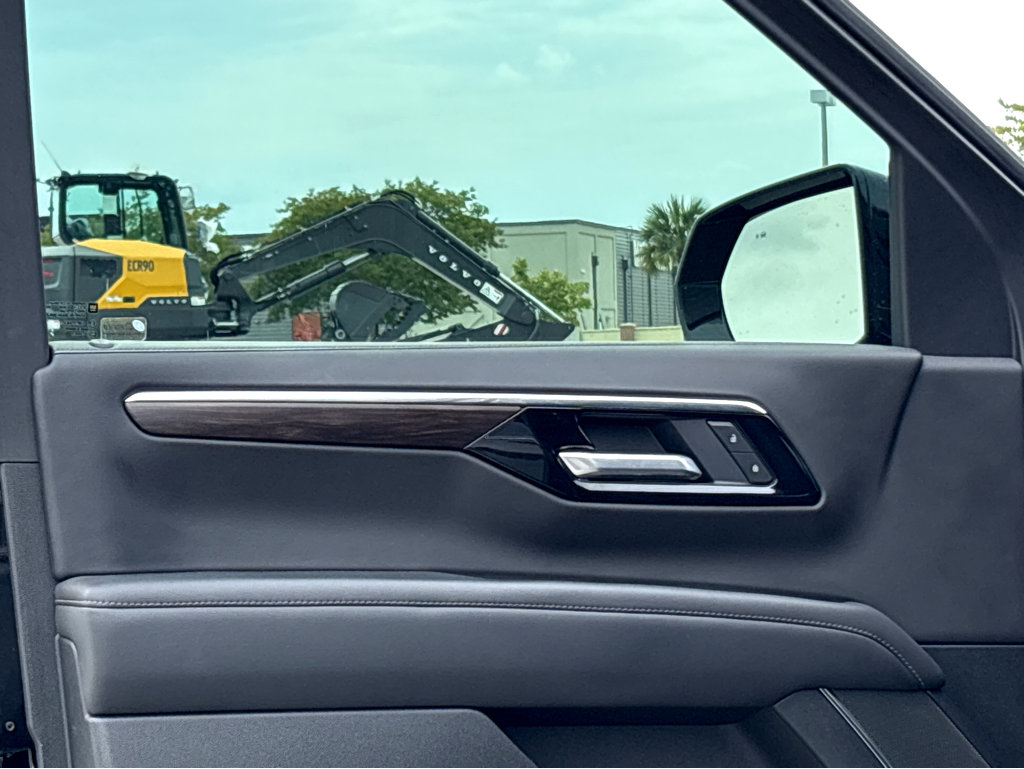 Used 2025 Chevrolet Tahoe LS RWD image 9