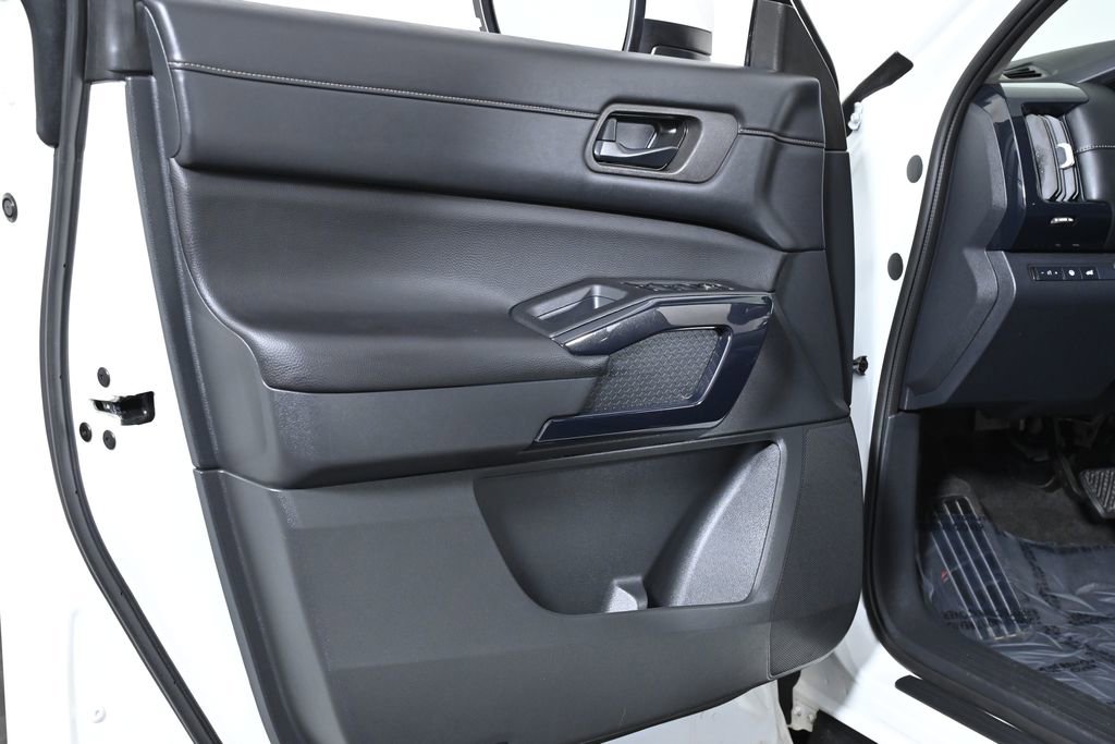 Used 2025 Nissan Pathfinder SV image 28