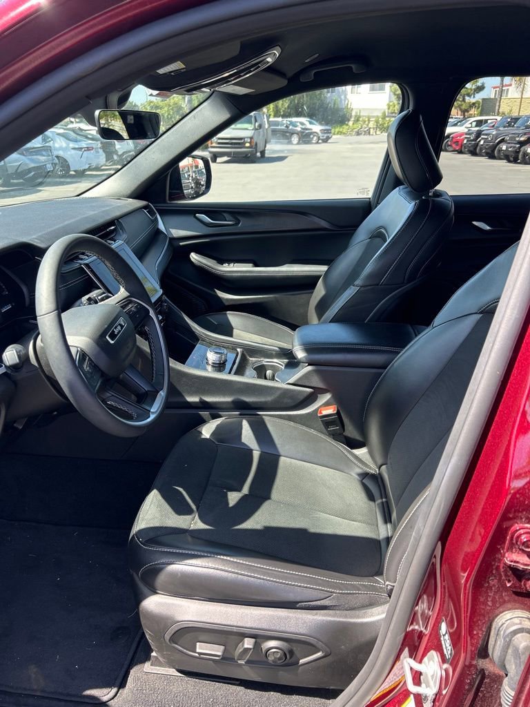 Used 2025 Jeep Grand Cherokee Altitude image 13