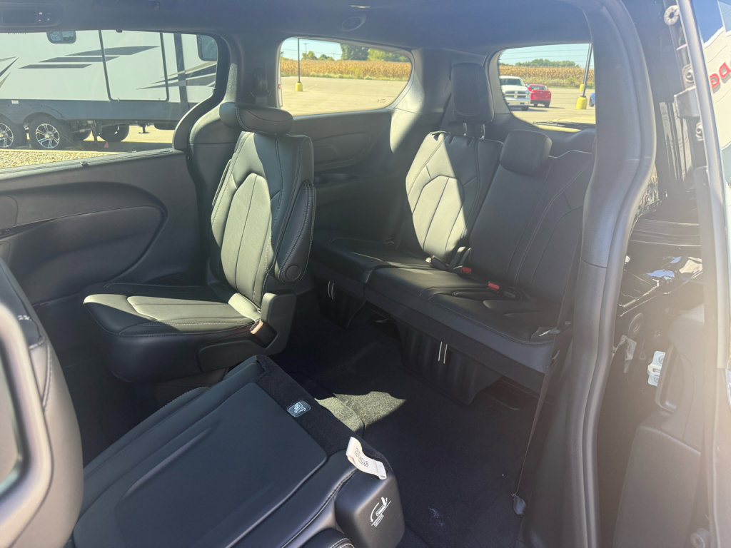 New 2026 Chrysler Pacifica Select image 16