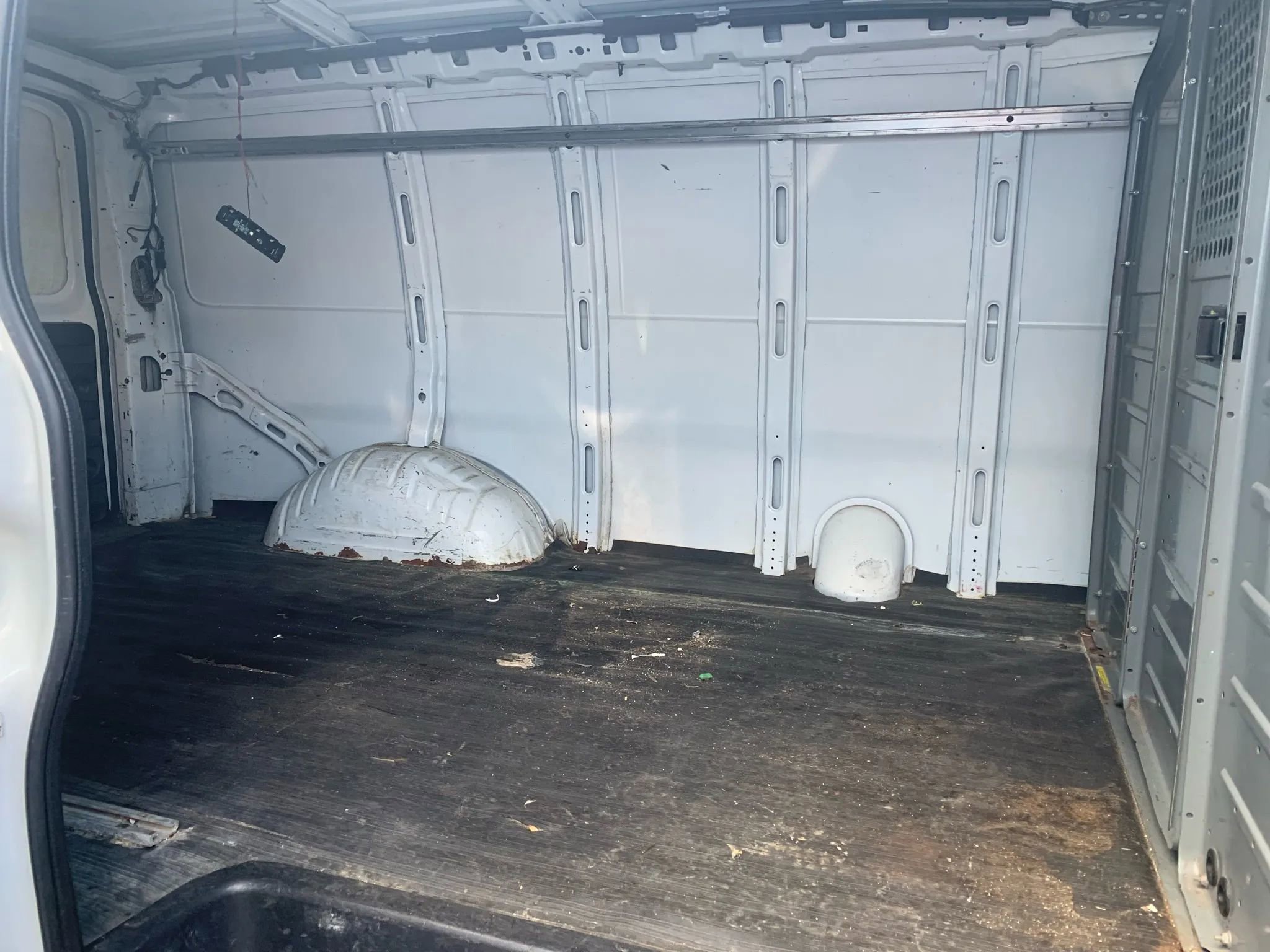 Used 2012 Chevrolet Express 2500 image 10