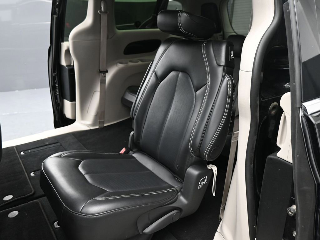 Used 2024 Chrysler Pacifica Touring-L image 16