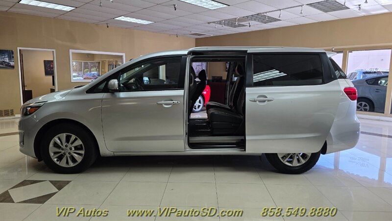 Used 2017 Kia Sedona LX w/ LX Essentials Premium Package FWD image 13