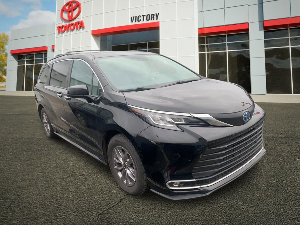 Used 2022 Toyota Sienna XLE w/ XLE Plus Package image 5