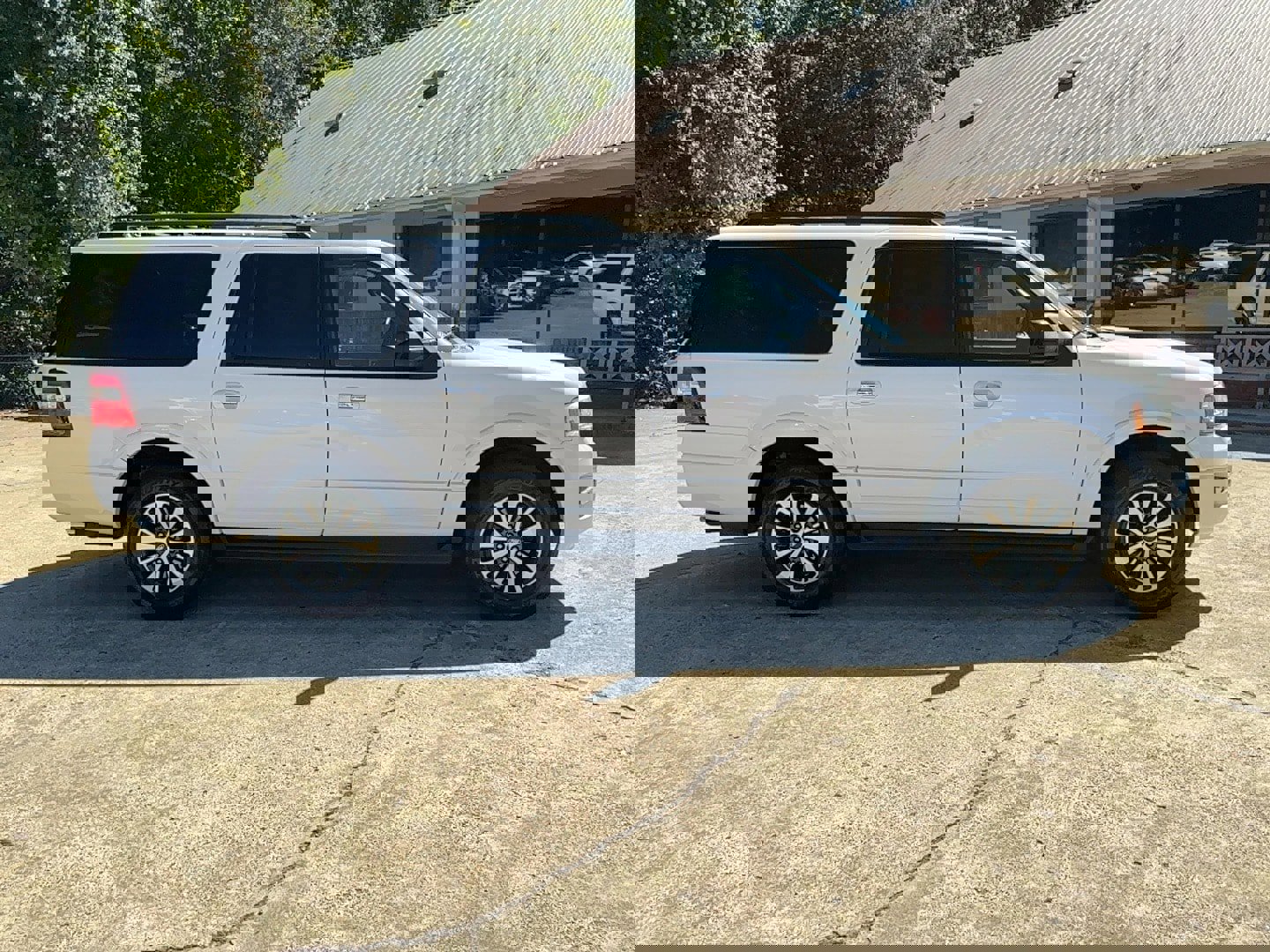 Used 2016 Ford Expedition EL XLT image 3