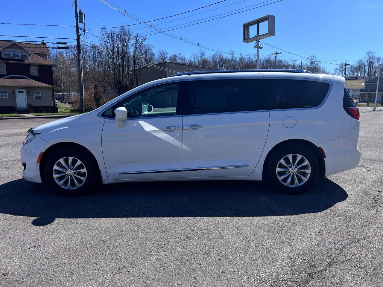 Used 2018 Chrysler Pacifica Touring-L w/ Advanced Safetytec Group image 4