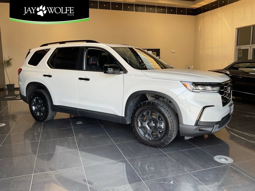 Used 2025 Honda Pilot TrailSport image 1