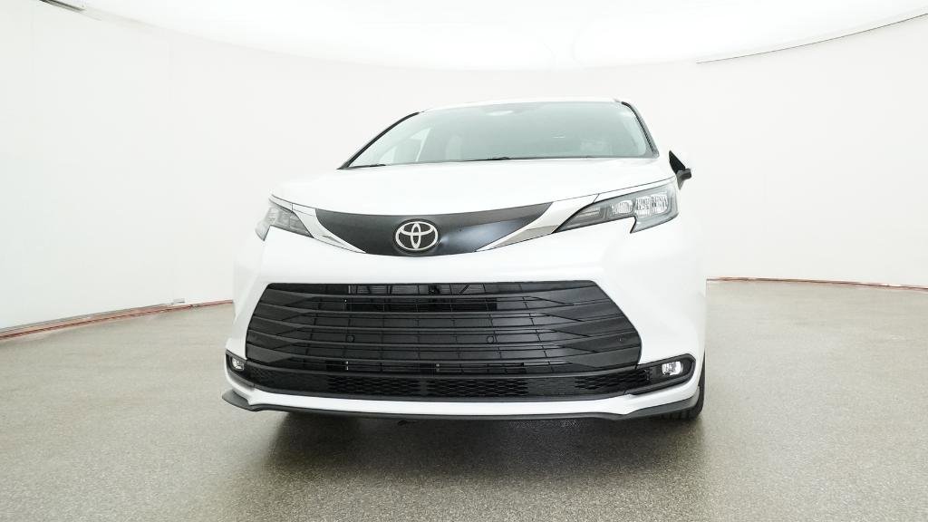 New 2026 Toyota Sienna XLE FWD image 2