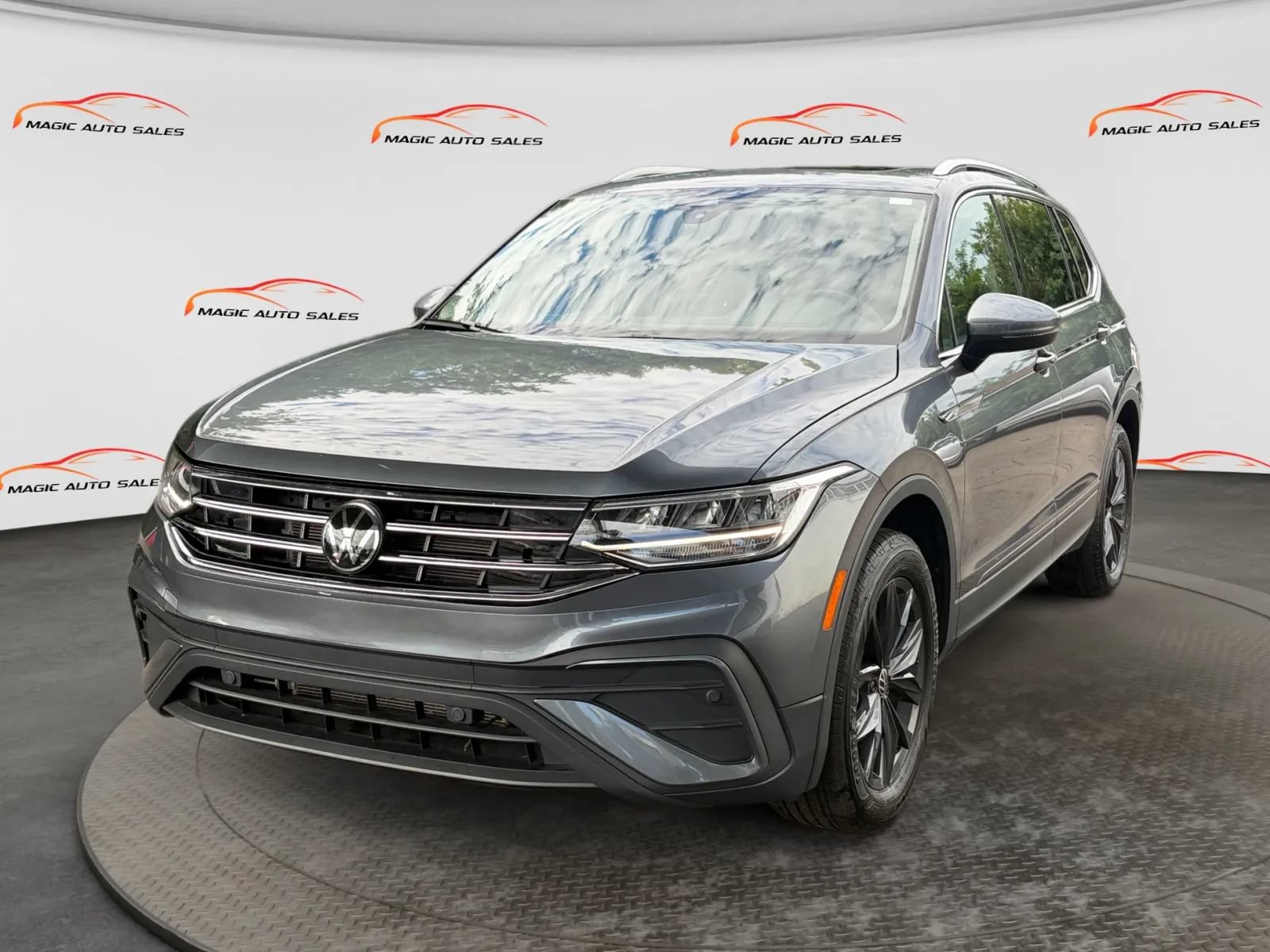 Used 2024 Volkswagen Tiguan SE w/ Panoramic Sunroof Package