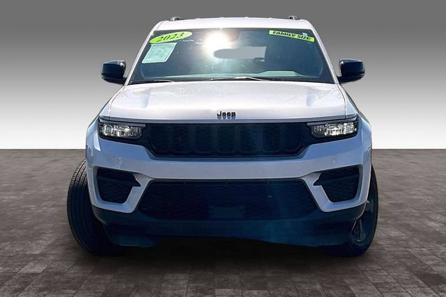 Used 2023 Jeep Grand Cherokee Altitude AWD/4WD image 3