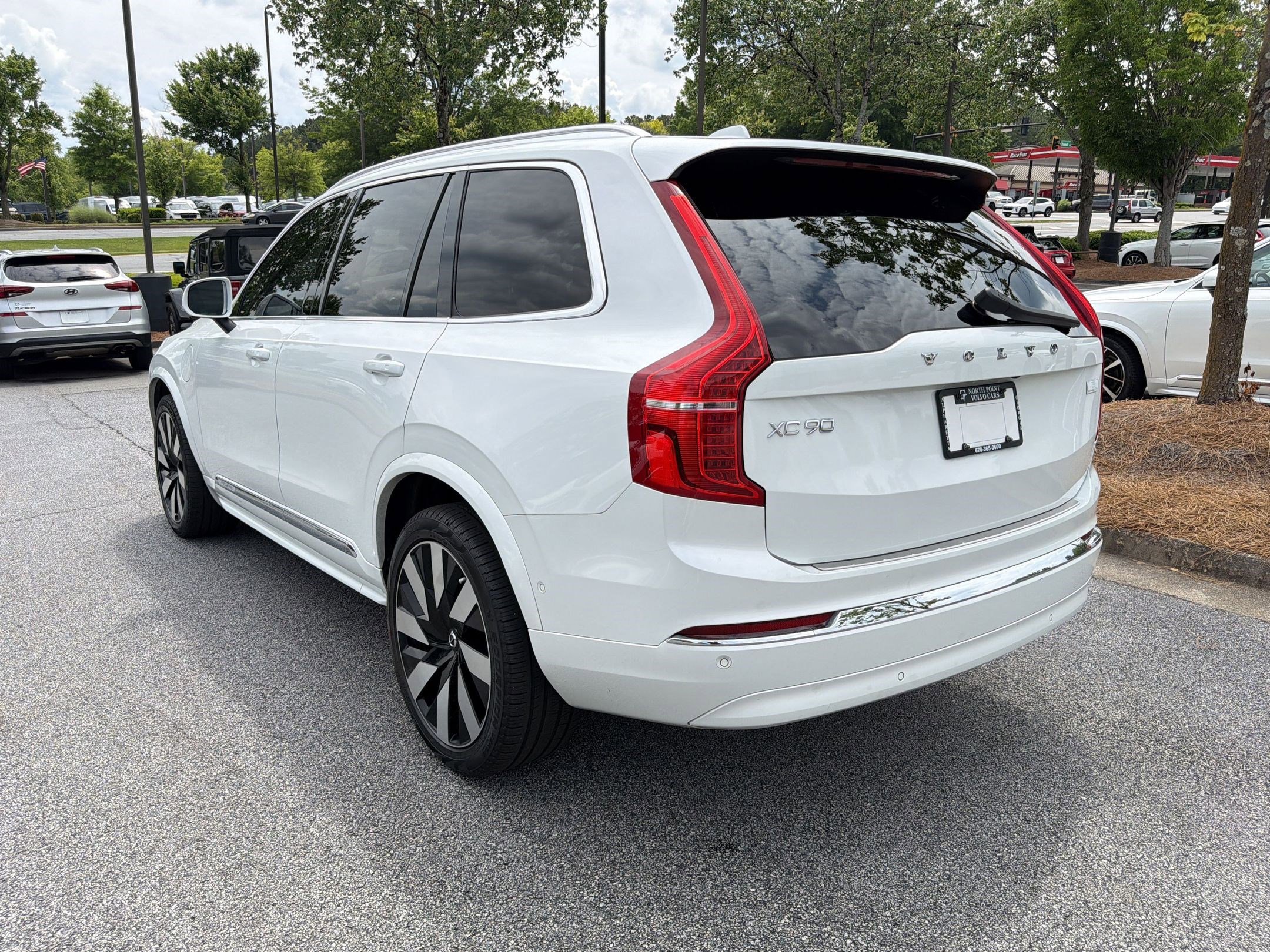 Used 2023 Volvo XC90 T8 Ultimate w/ Lounge Package AWD/4WD image 3