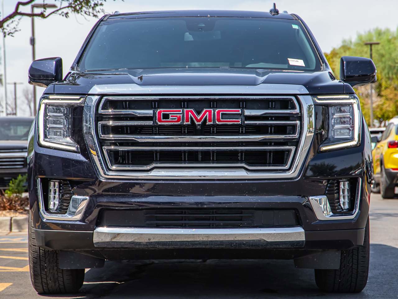 Used 2023 GMC Yukon SLT w/ SLT Luxury Package image 2