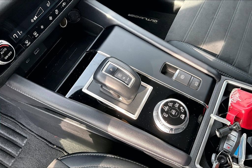 Used 2023 Mitsubishi Outlander SE image 16