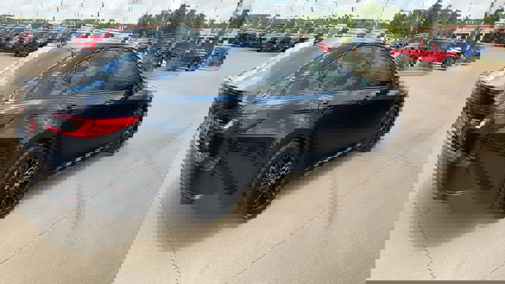 Used 2025 Toyota Camry SE image 9