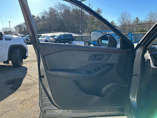 Used 2023 Nissan Rogue S image 22