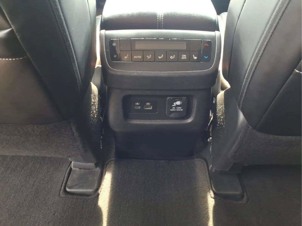 Used 2024 Nissan Pathfinder Platinum w/ Black Appearance Package FWD image 11