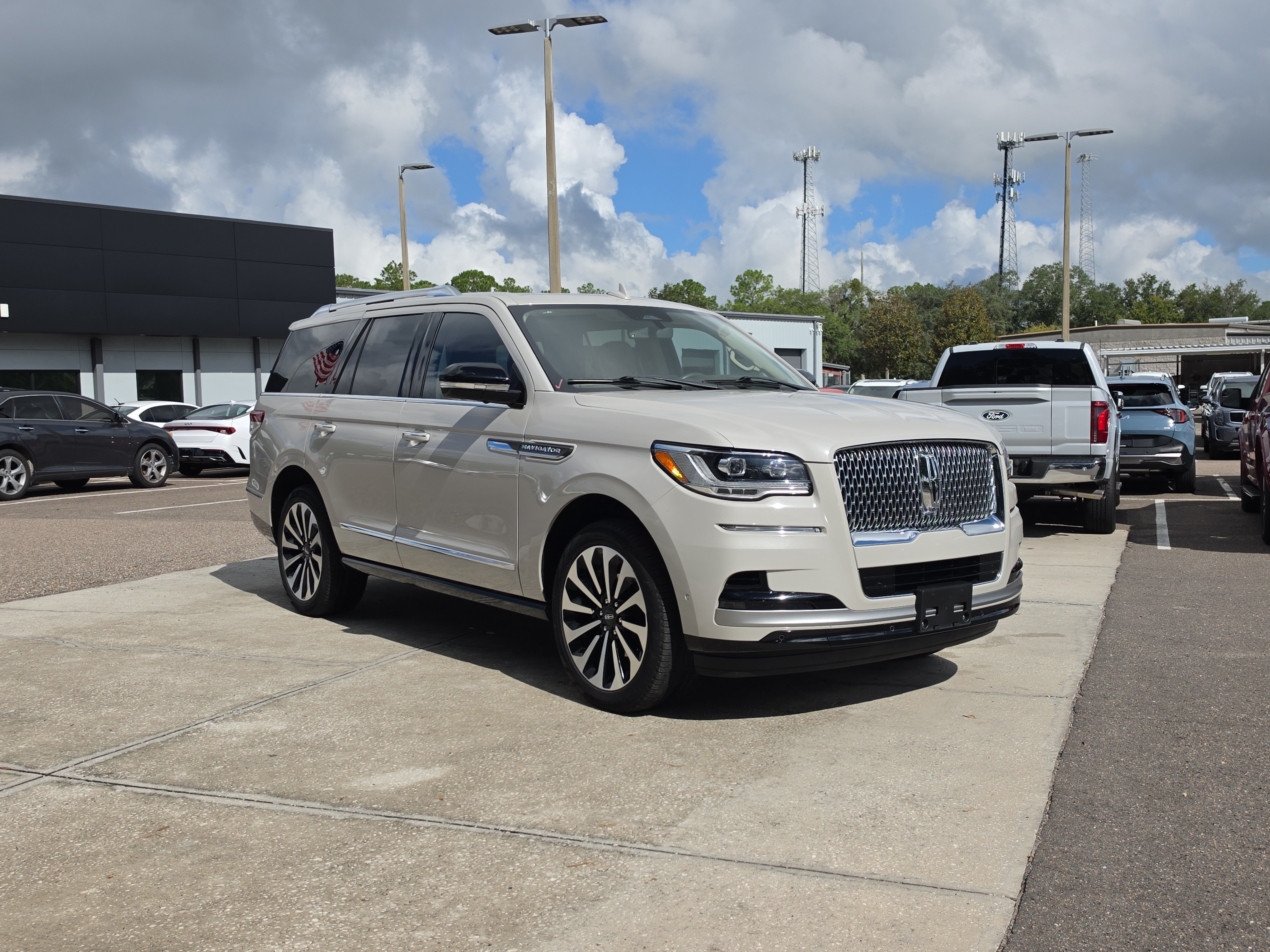 Used 2024 Lincoln Navigator Reserve AWD/4WD image 2