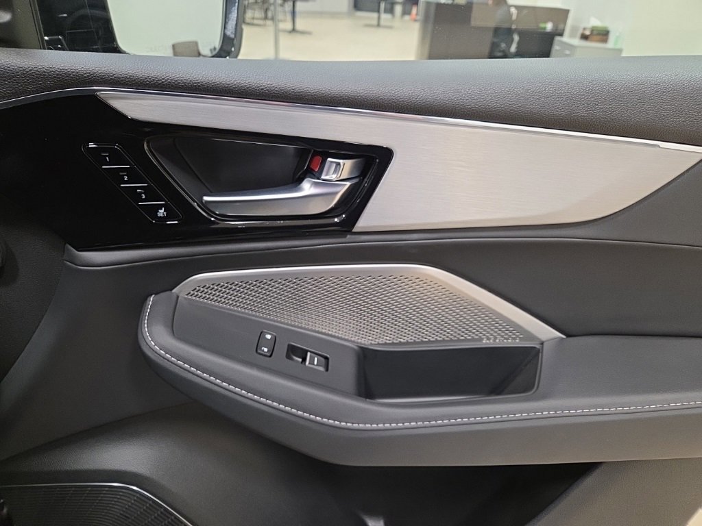 Used 2024 Acura MDX SH-AWD w/ Technology Package image 21