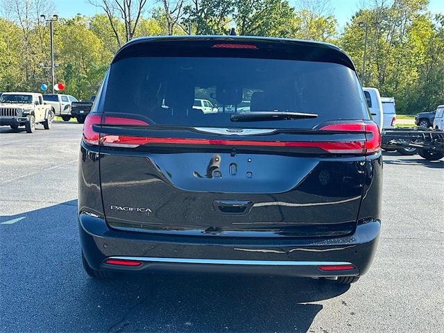 New 2026 Chrysler Pacifica Select image 5