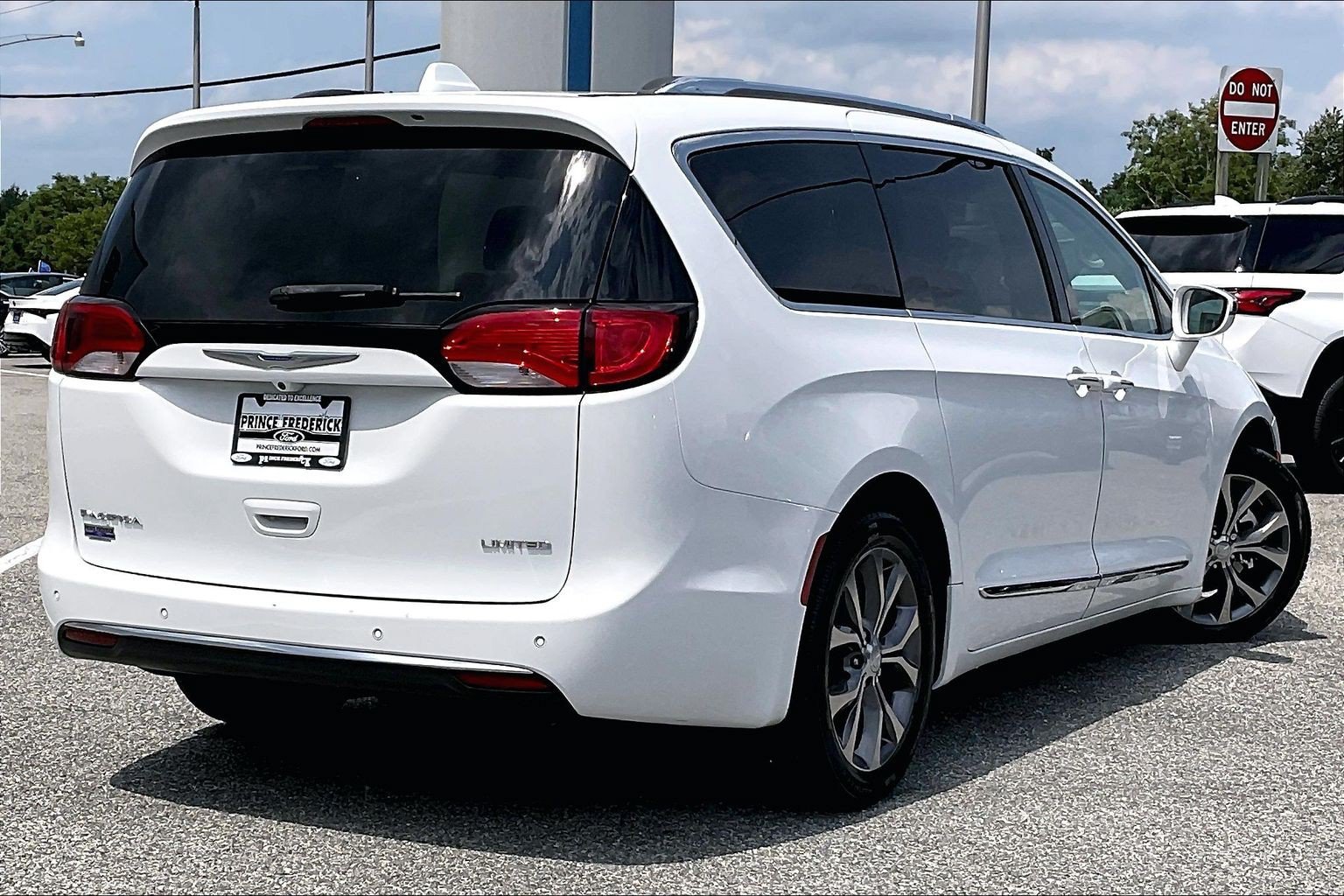 Used 2018 Chrysler Pacifica Limited w/ Tire & Wheel Group FWD image 12