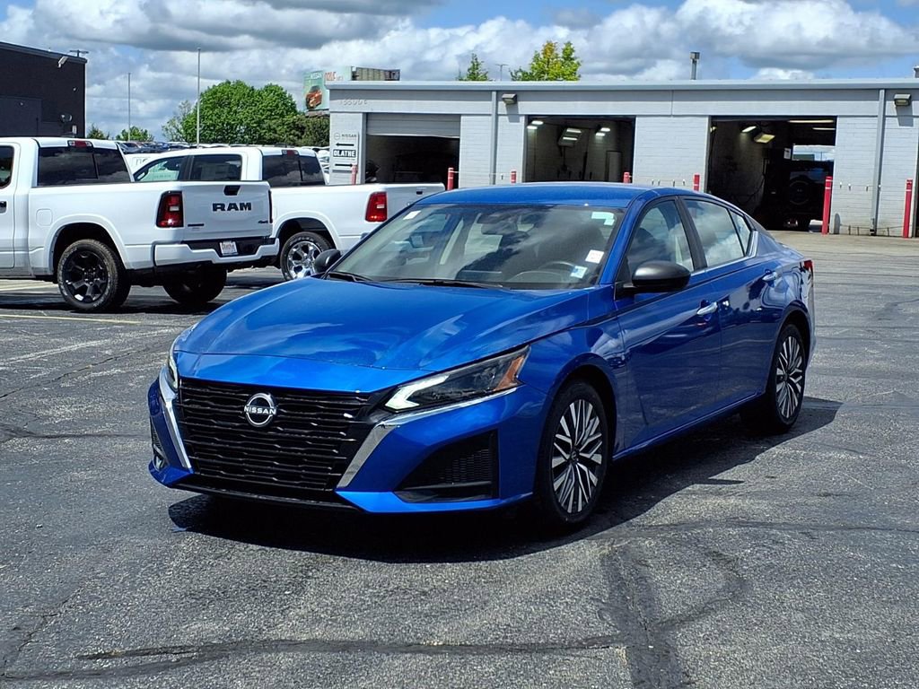 Used 2025 Nissan Altima 2.5 SV FWD image 2