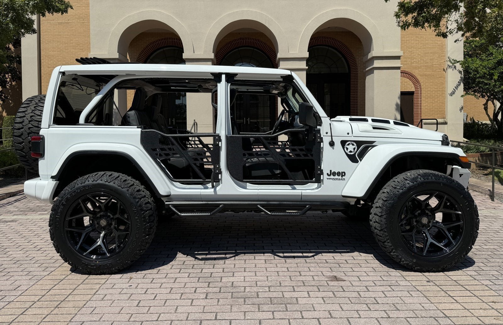 Used 2022 Jeep Wrangler Unlimited Sahara AWD/4WD image 9