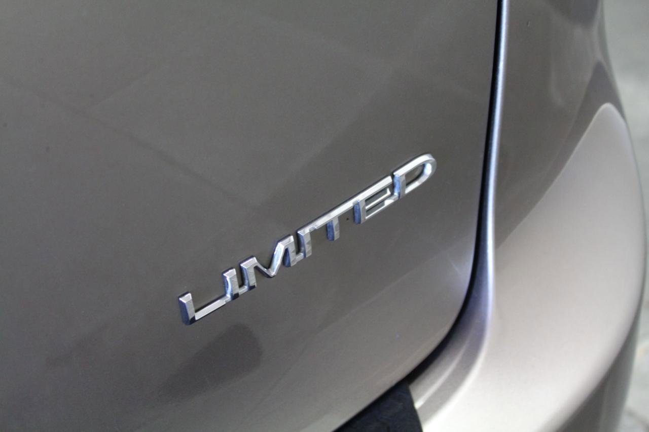Used 2018 Chrysler Pacifica Limited w/ Tire & Wheel Group FWD image 36