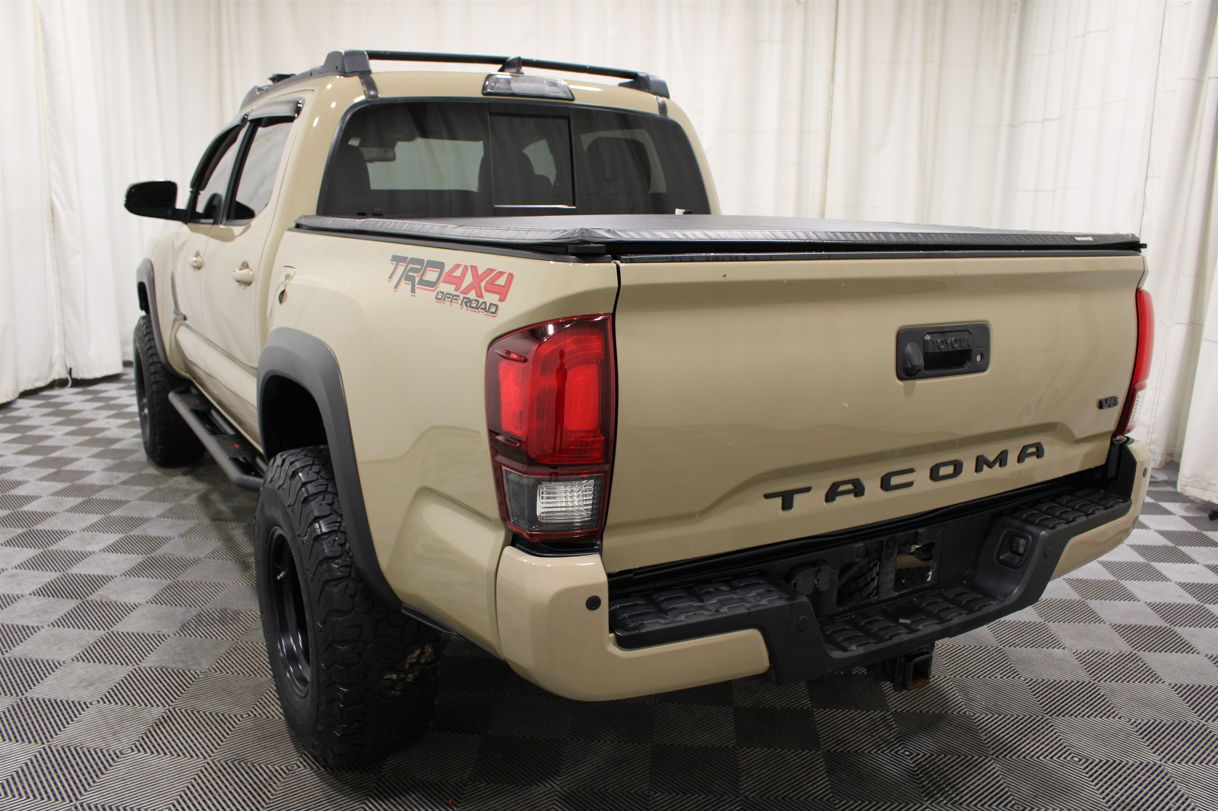 Used 2018 Toyota Tacoma TRD Off-Road w/ Technology Package AWD/4WD image 29