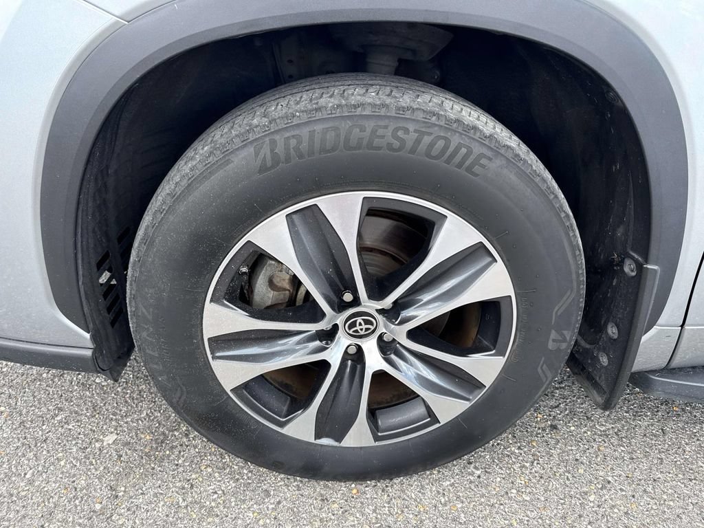 Used 2024 Toyota Highlander XLE FWD image 4