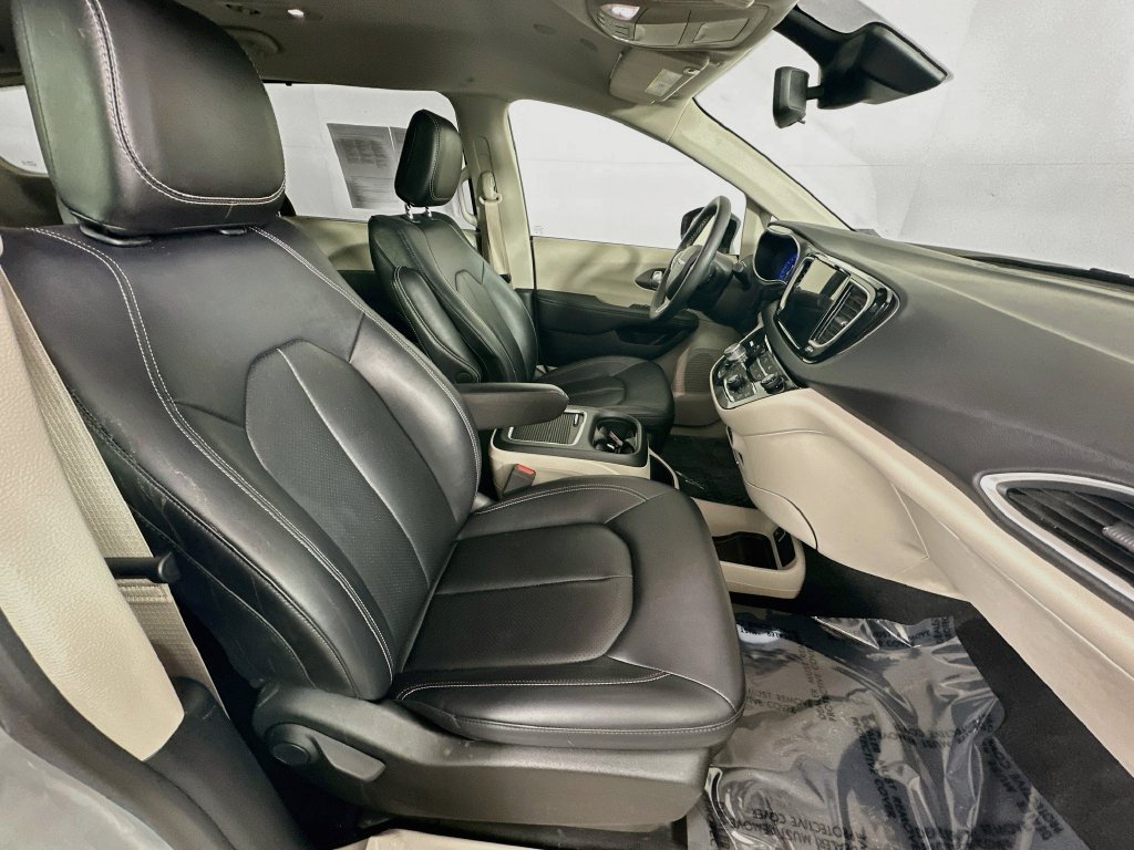 Certified 2024 Chrysler Pacifica Touring-L FWD image 39