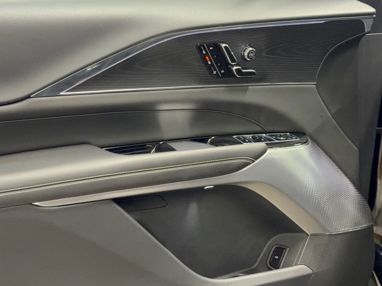 Used 2024 Cadillac Lyriq Luxury RWD image 14