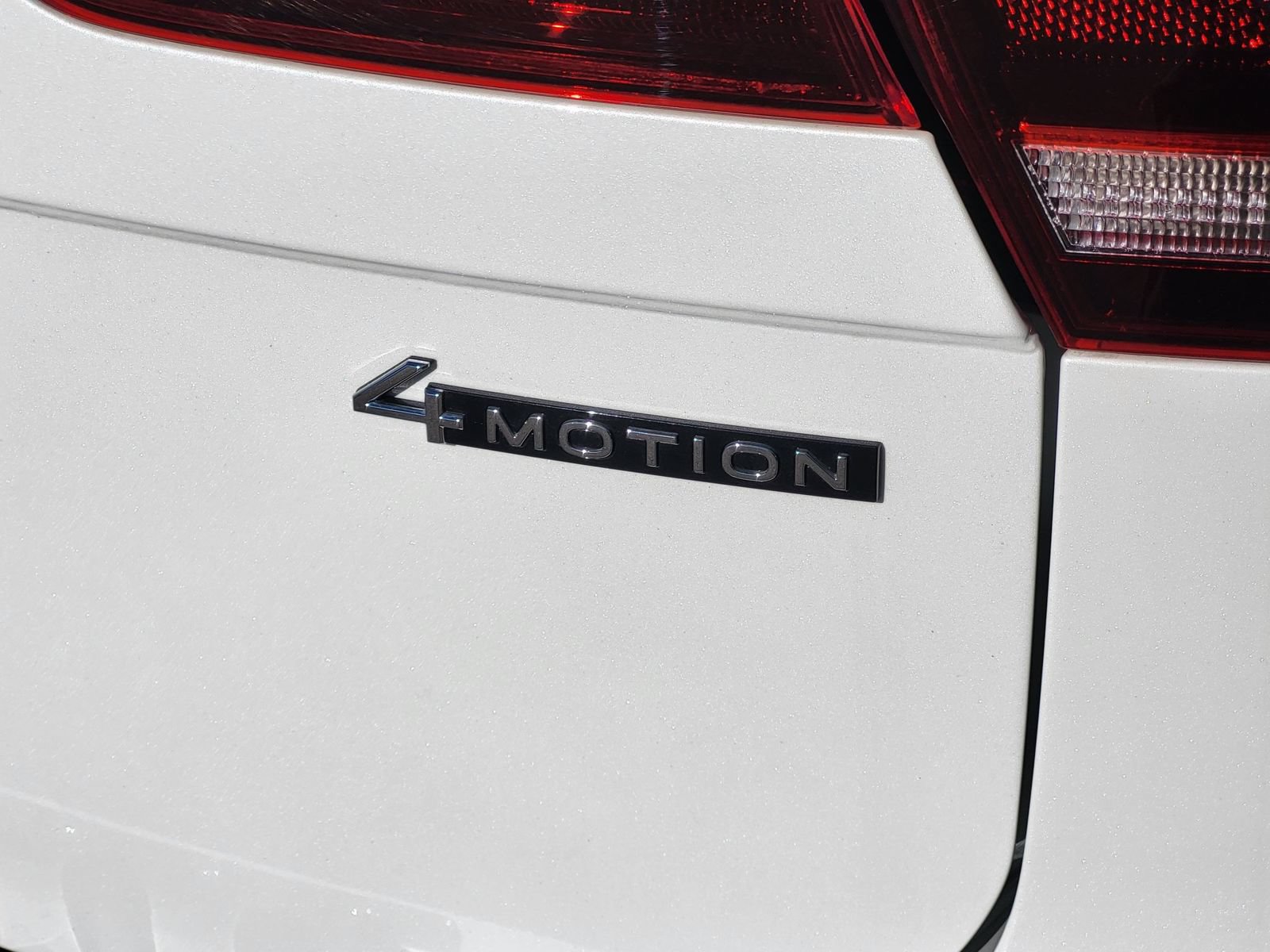 Used 2024 Volkswagen Tiguan SE R-Line w/ MDO Package, Two-Row AWD/4WD image 13