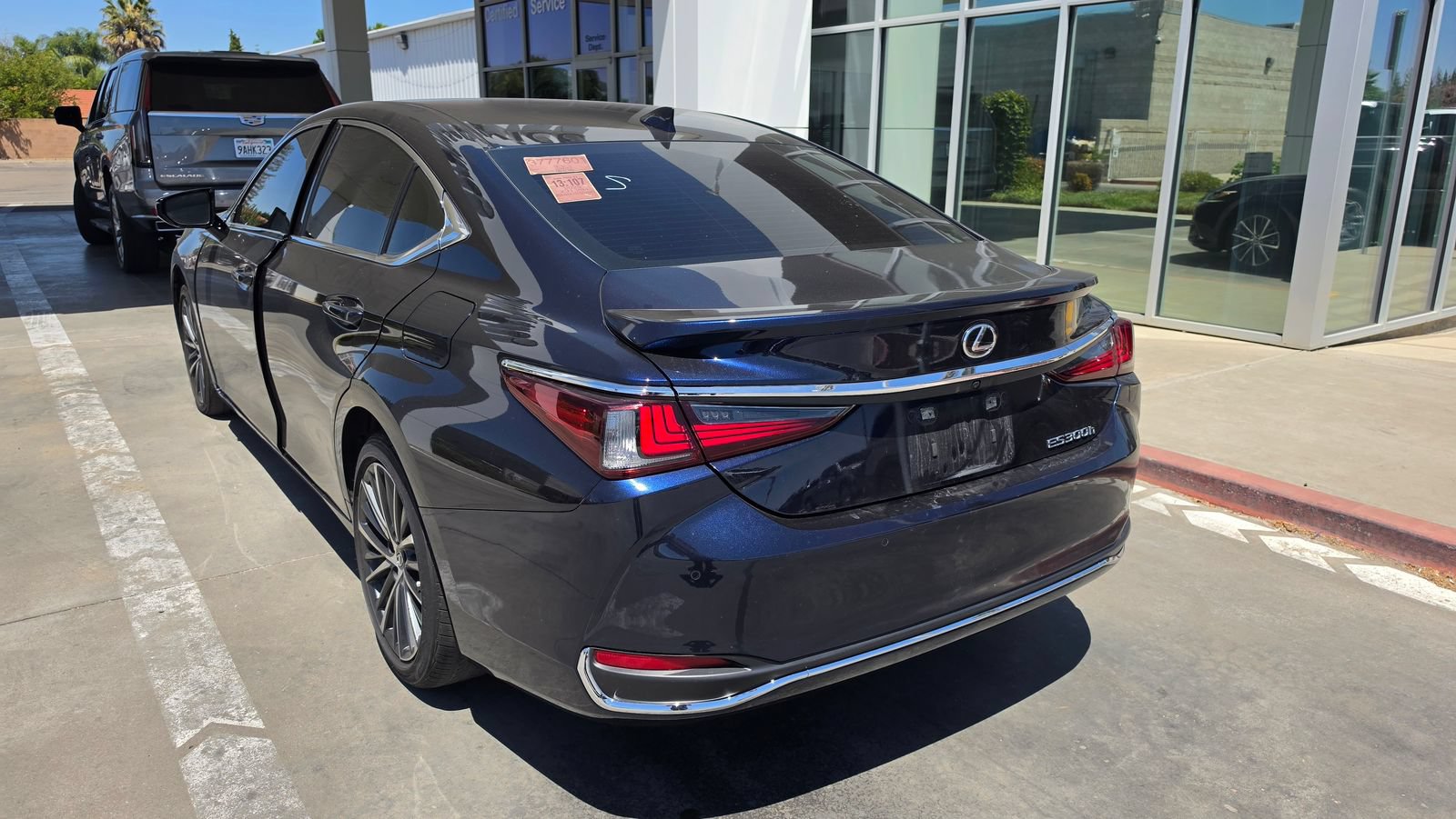 Used 2025 Lexus ES 300h w/ Premium Package FWD image 4