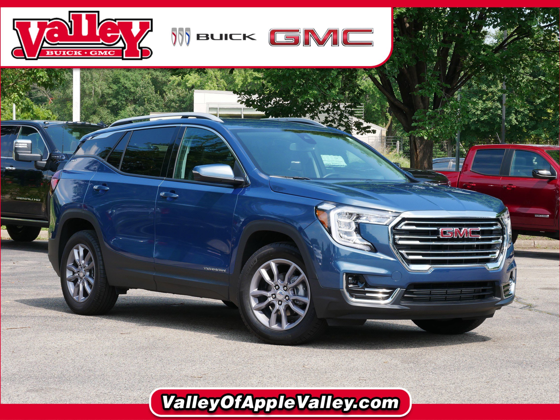 Used 2024 GMC Terrain SLT w/ Infotainment Package II image 1
