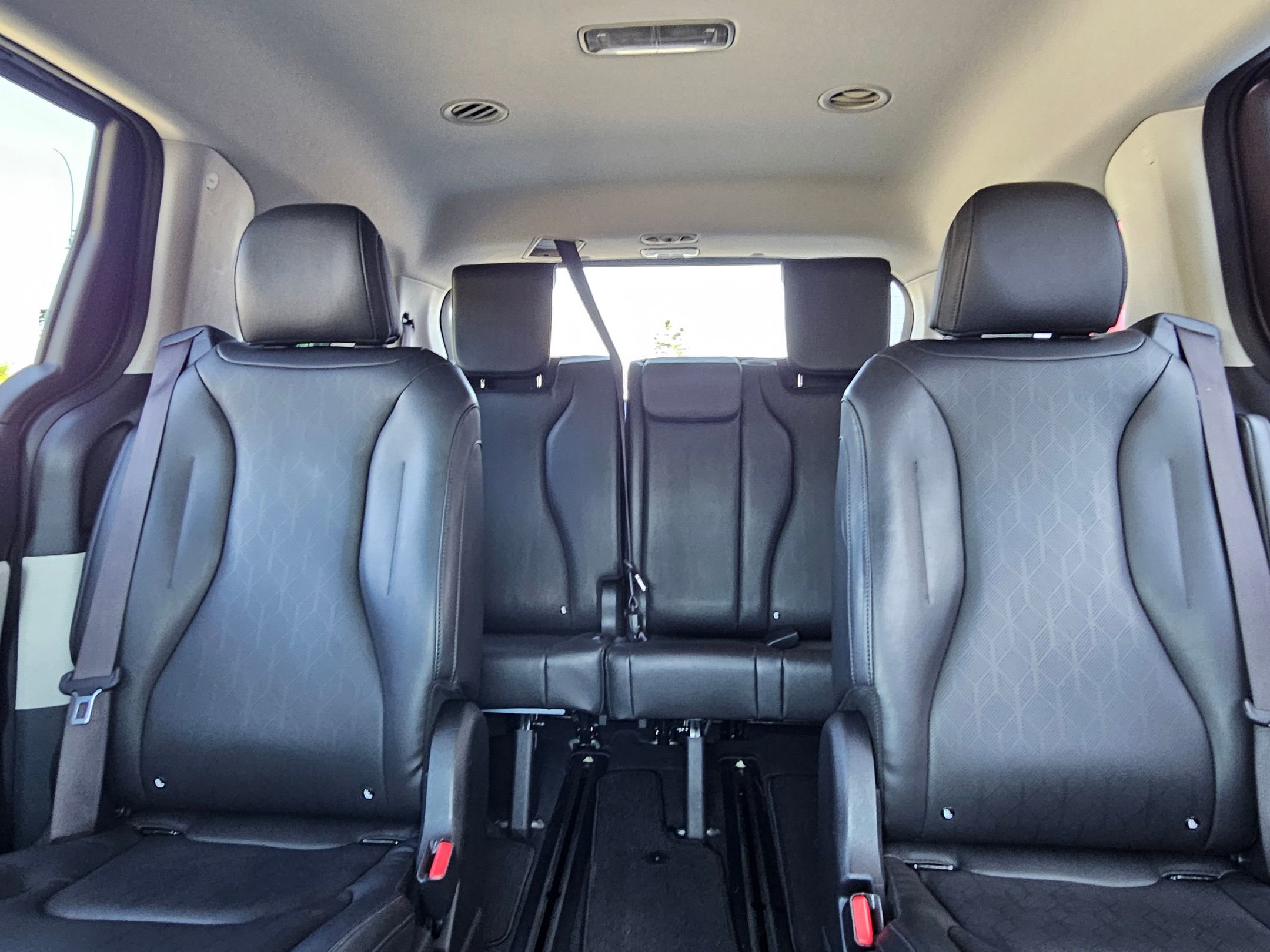 Used 2024 Kia Carnival LX FWD image 25