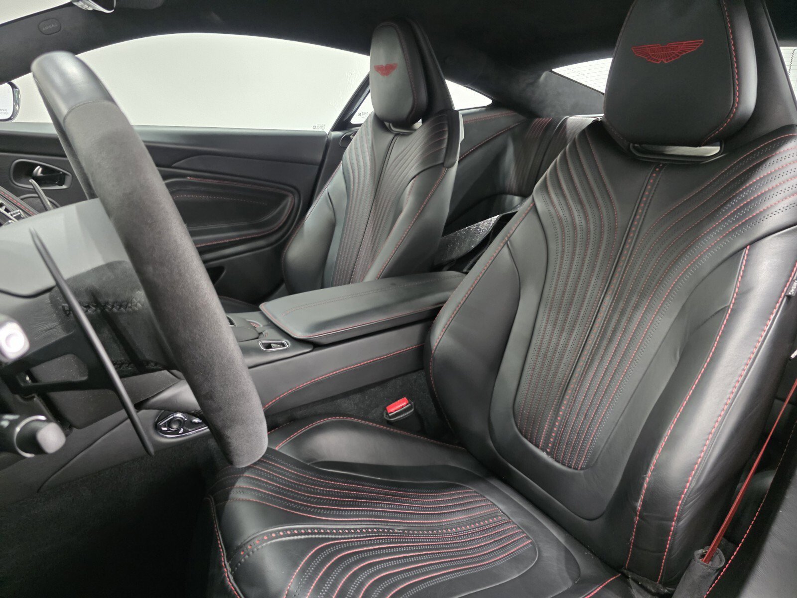 Used 2021 Aston Martin DB11 Coupe image 12