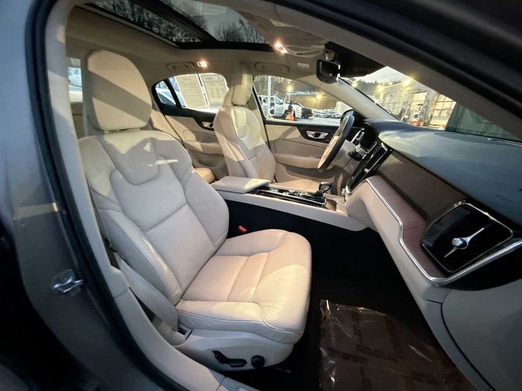 Used 2021 Volvo S60 T5 Momentum w/ Premium Package image 25