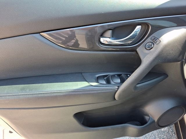Used 2017 Nissan Rogue SV AWD/4WD image 12